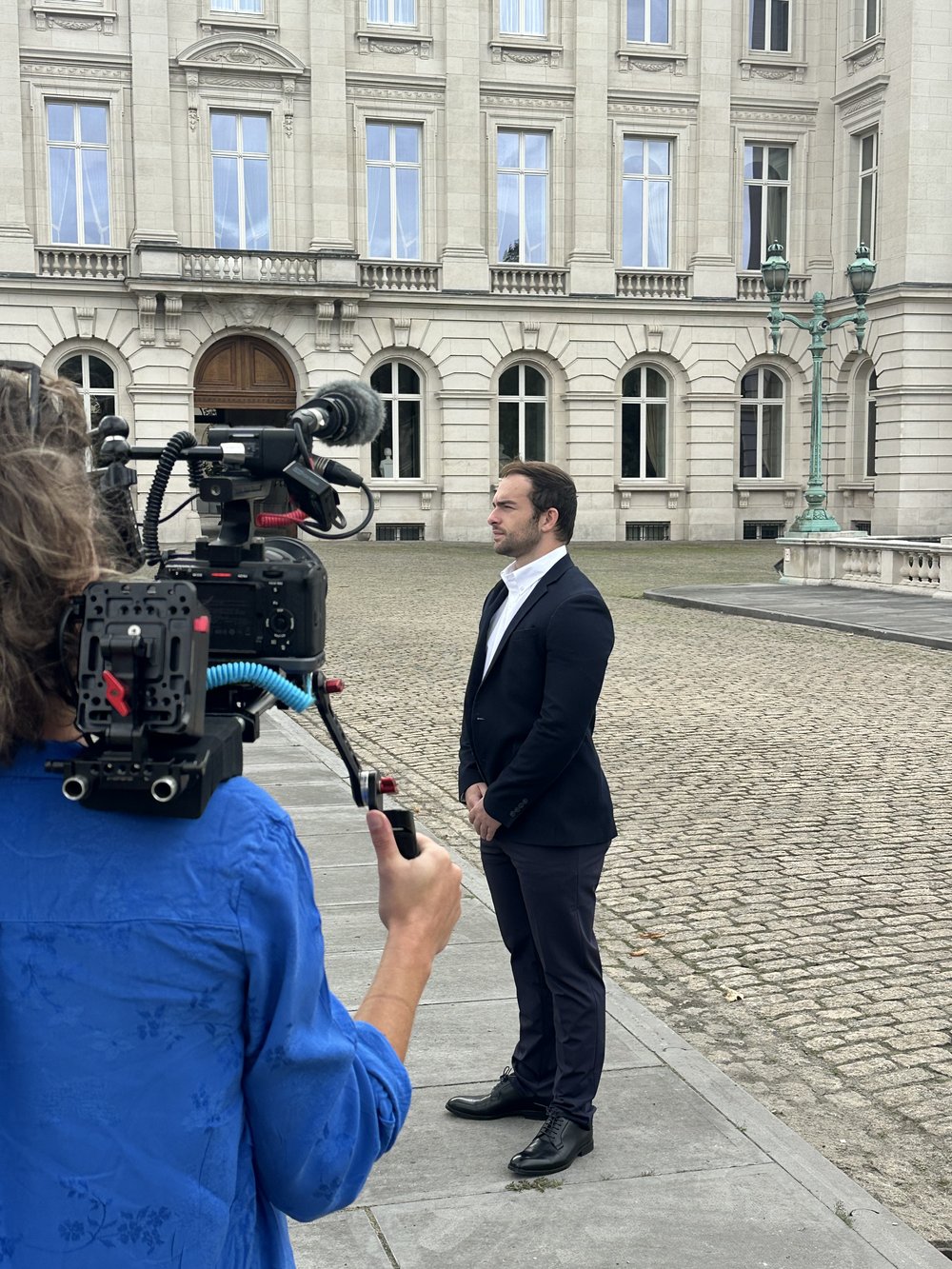 Alexandre Hemelaer interviewé devant le Palais Royal