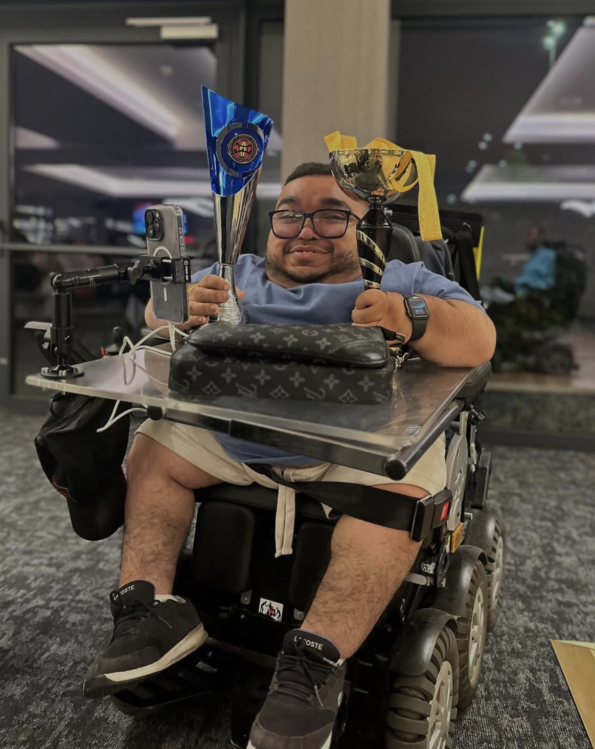 Un plan de jeu étant montré par le manager à l'équipe de soccer.